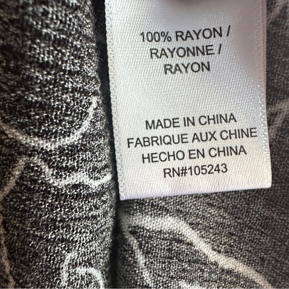 Studio B Flowy Stretchy Crinkly Black & White Floral Frilly Neck Tank Top 2X - Picture 5 of 7